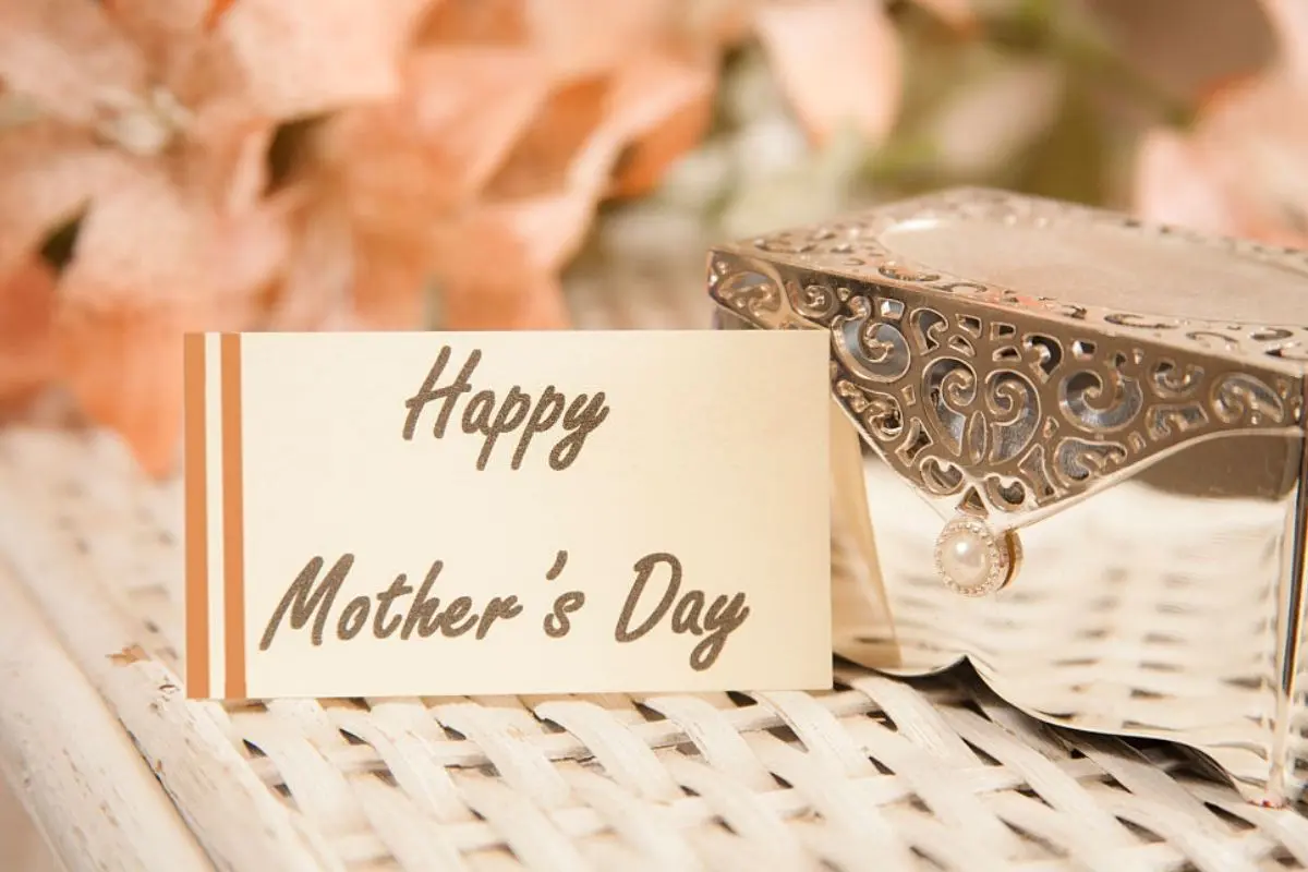 Send Mothers Day Gifts to India - Mother's Day is on 8-May